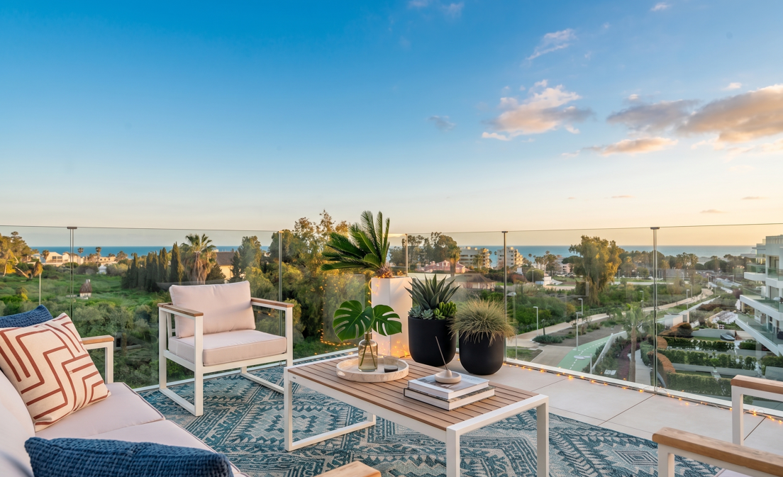 Ubicado a escasos pasos de las playas de la emblemática Milla de Oro de Marbella, este ático dúplex de obra...
