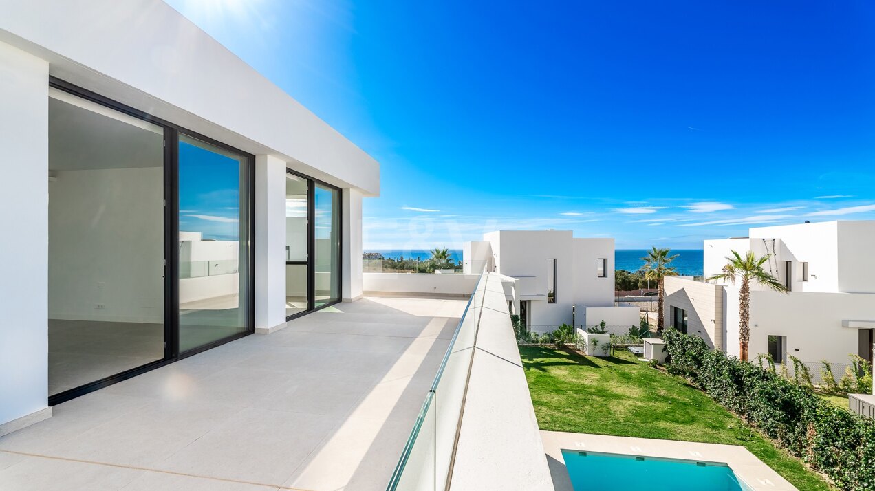 Villa de nueva construcción con vistas al mar en la urbanización cerrada de La Finca de Marbella, Río Real