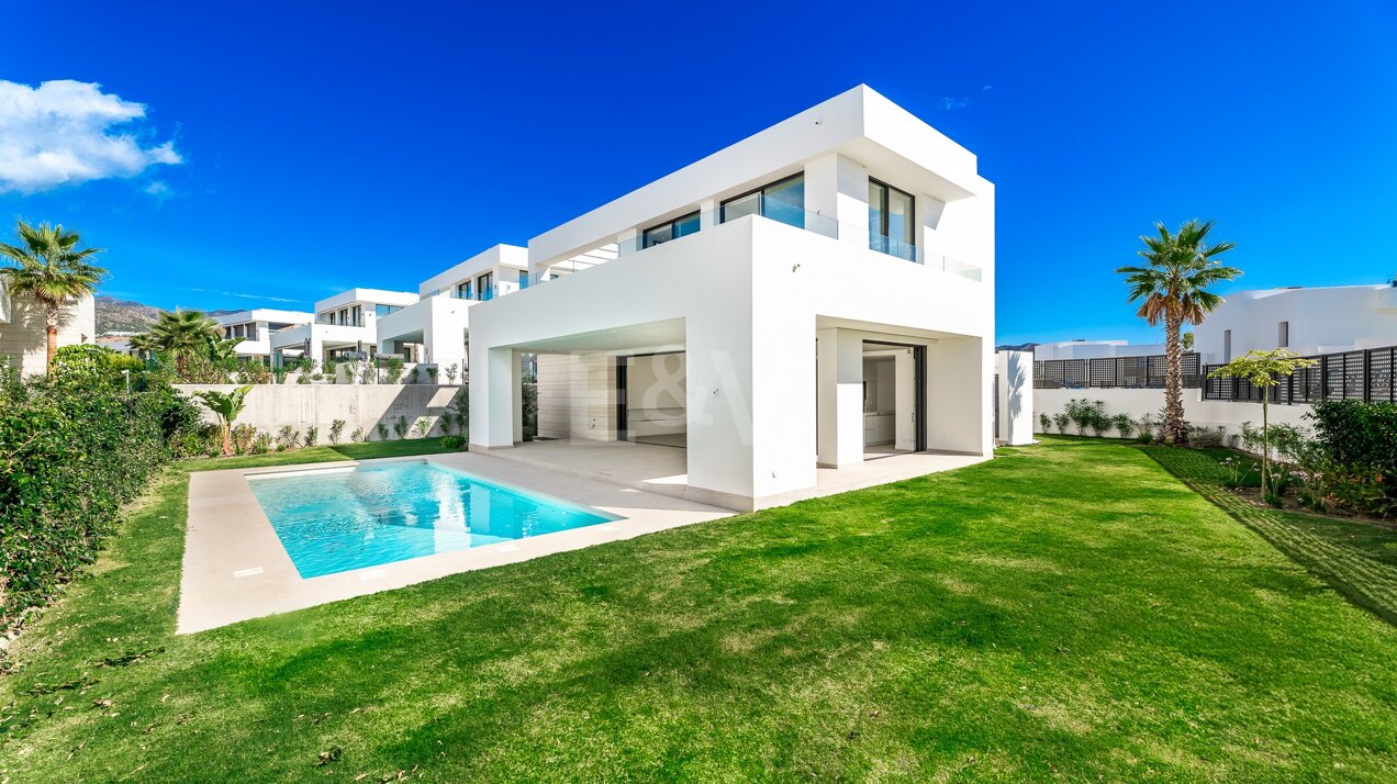 Villa de nueva construcción con vistas al mar en la urbanización cerrada de La Finca de Marbella, Río Real