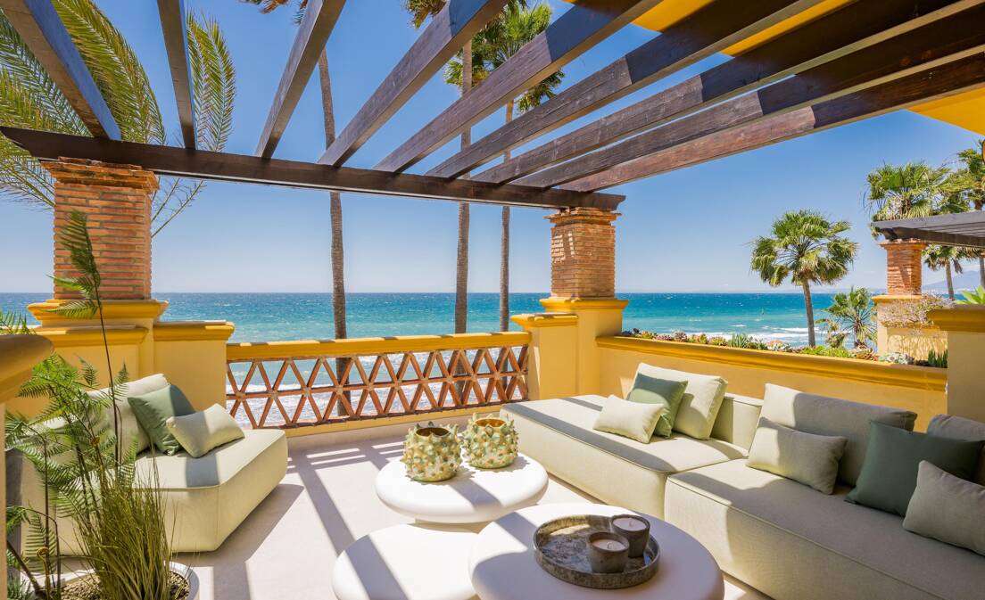 Luxurious Frontline Beach Apartment with Panoramic Sea Views in Exclusive Community Rio Real Playa
