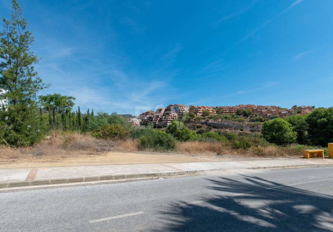 Terreno con Proyecto de Villa en Elviria, en Primera Línea de Golf en Santa María