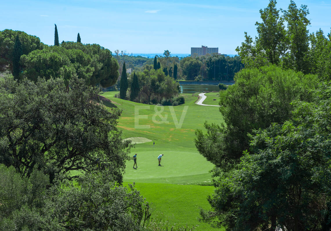 Terreno con Proyecto de Villa en Elviria, en Primera Línea de Golf en Santa María