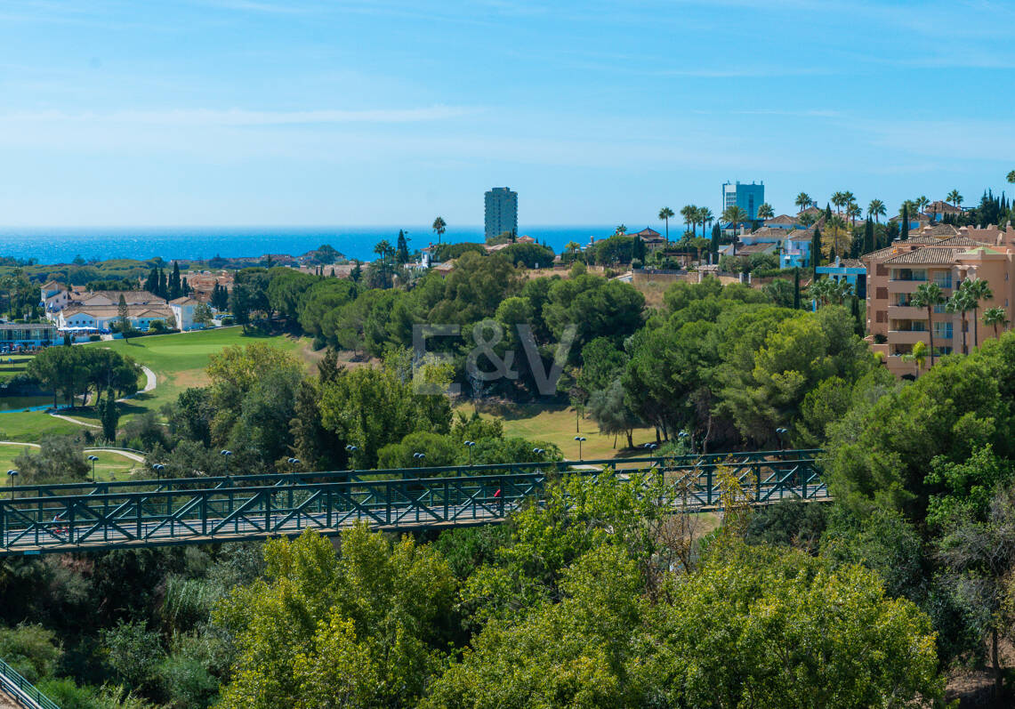 Terreno con Proyecto de Villa en Elviria, en Primera Línea de Golf en Santa María