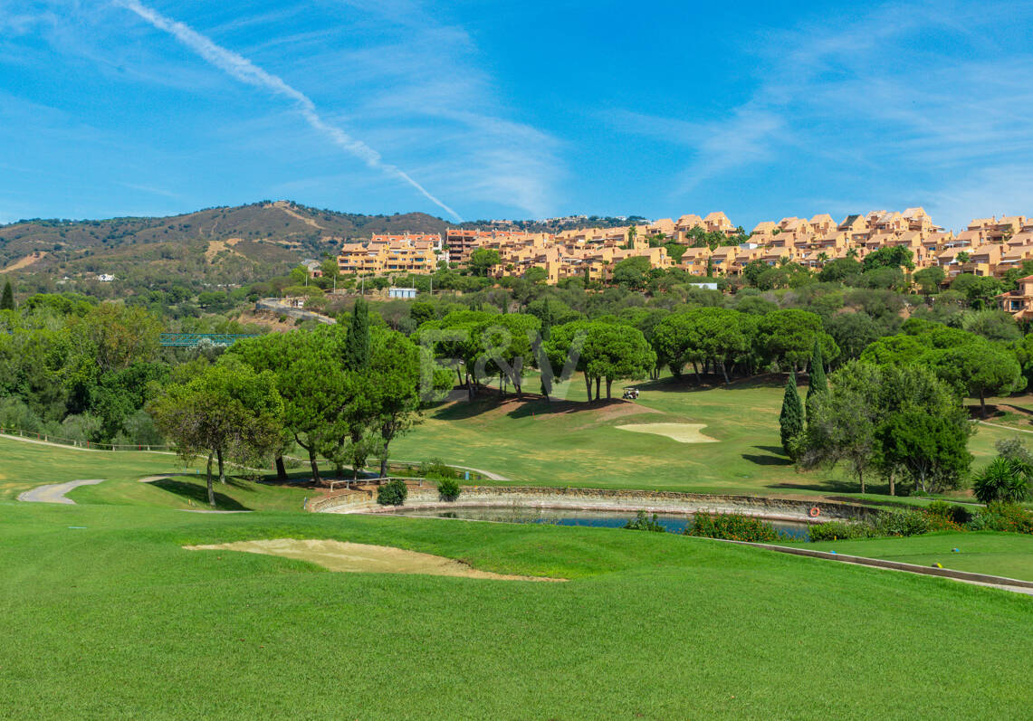 Terreno con Proyecto de Villa en Elviria, en Primera Línea de Golf en Santa María