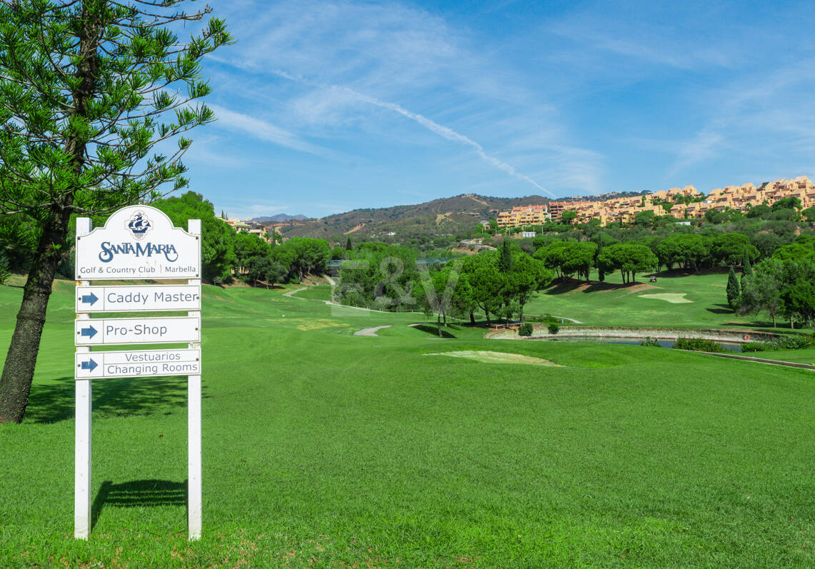 Terreno con Proyecto de Villa en Elviria, en Primera Línea de Golf en Santa María