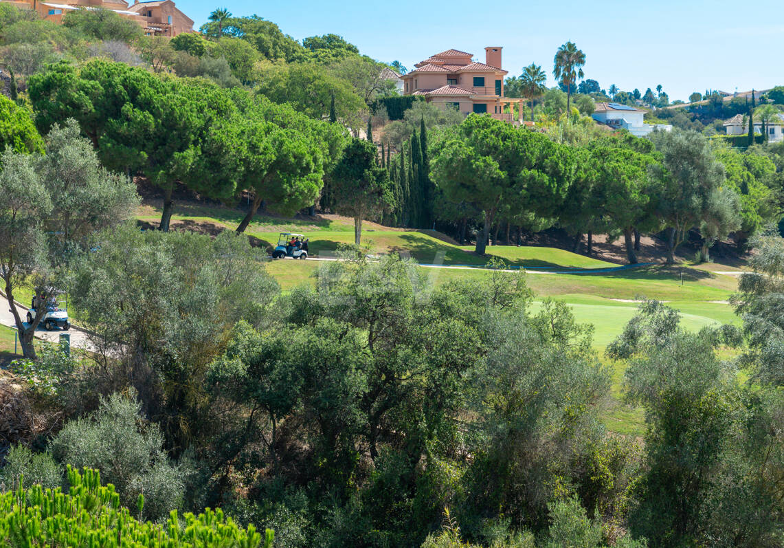 Terreno con Proyecto de Villa en Elviria, en Primera Línea de Golf en Santa María