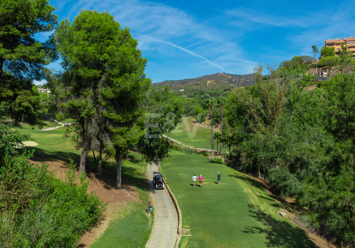 Terreno con Proyecto de Villa en Elviria, en Primera Línea de Golf en Santa María