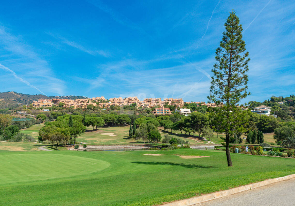 Terreno con Proyecto de Villa en Elviria, en Primera Línea de Golf en Santa María