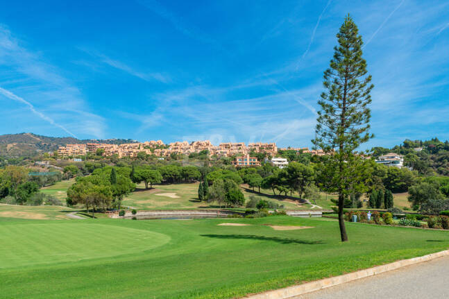 Grundstück mit Bauprojekt in erster Linie am Golfplatz Santa María
