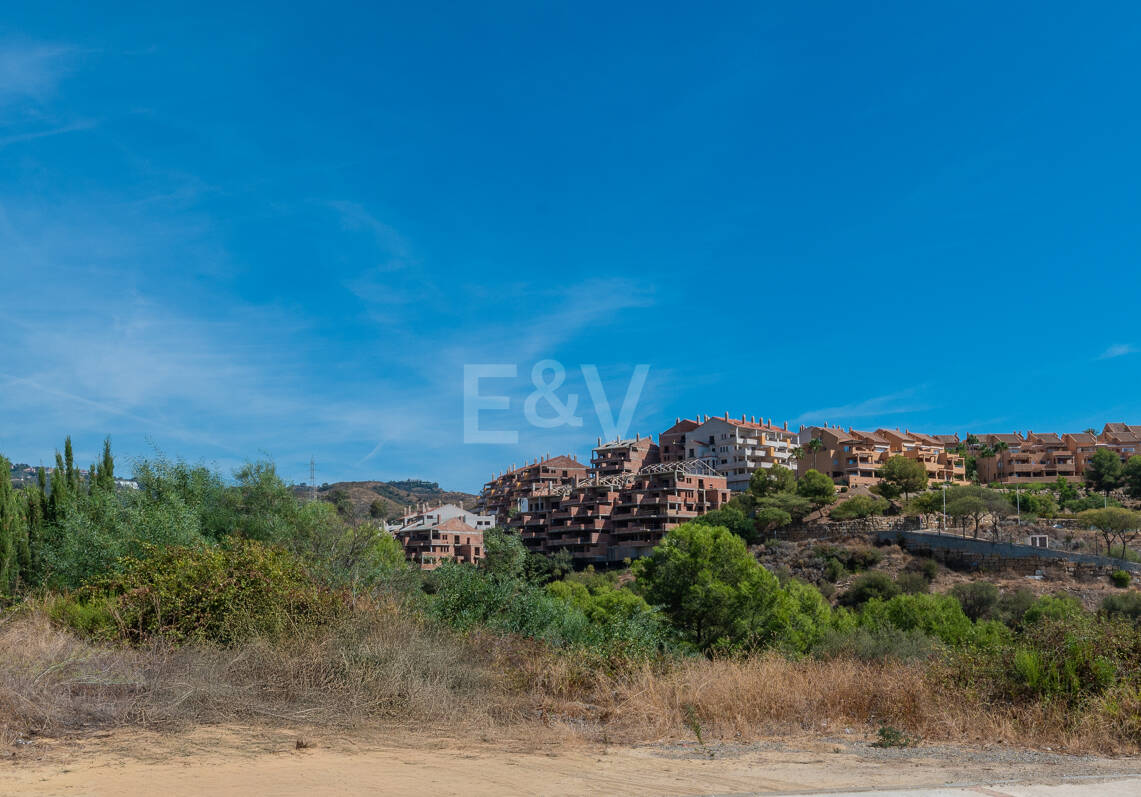 Terreno con Proyecto de Villa en Elviria, en Primera Línea de Golf en Santa María