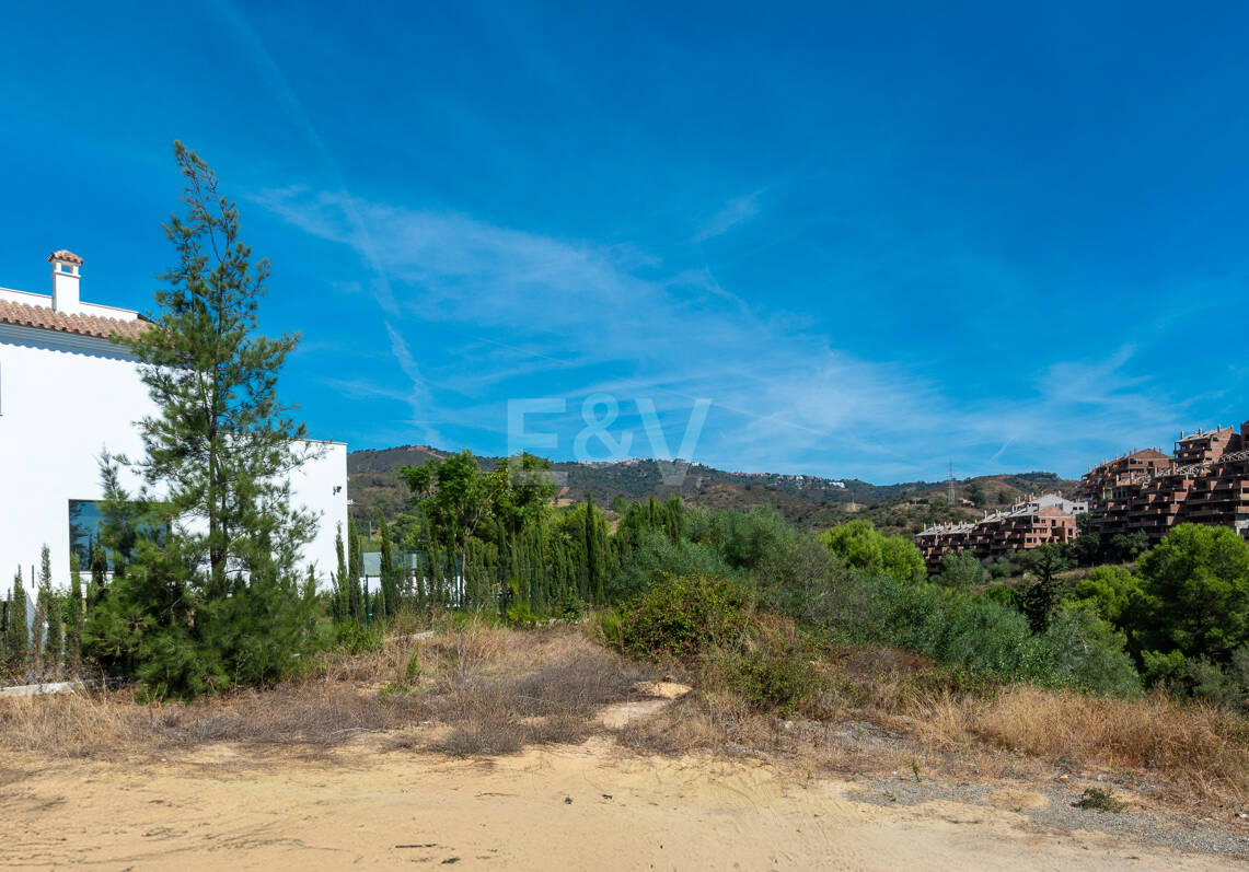 Terreno con Proyecto de Villa en Elviria, en Primera Línea de Golf en Santa María