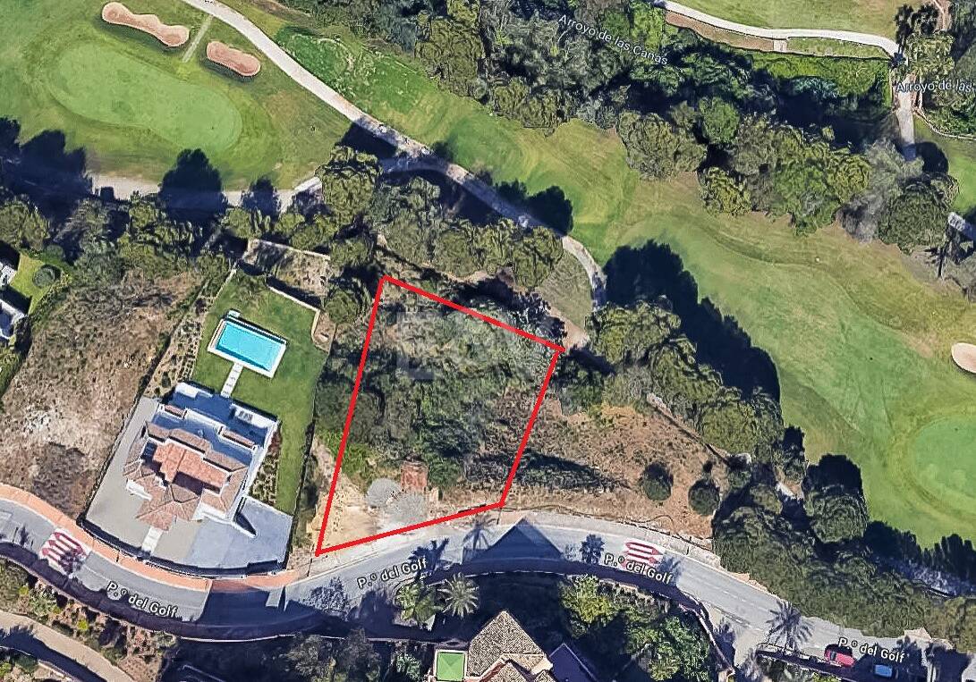 Terreno con Proyecto de Villa en Elviria, en Primera Línea de Golf en Santa María