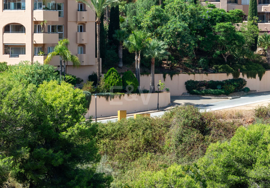 Terreno con Proyecto de Villa en Elviria, en Primera Línea de Golf en Santa María