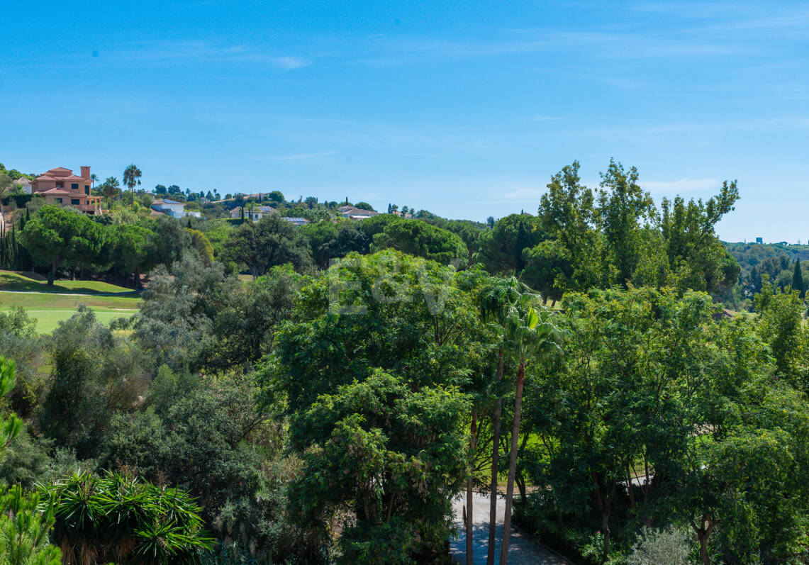Terreno con Proyecto de Villa en Elviria, en Primera Línea de Golf en Santa María