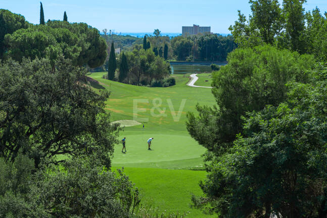 Grundstück mit Bauprojekt in erster Linie am Golfplatz Santa María