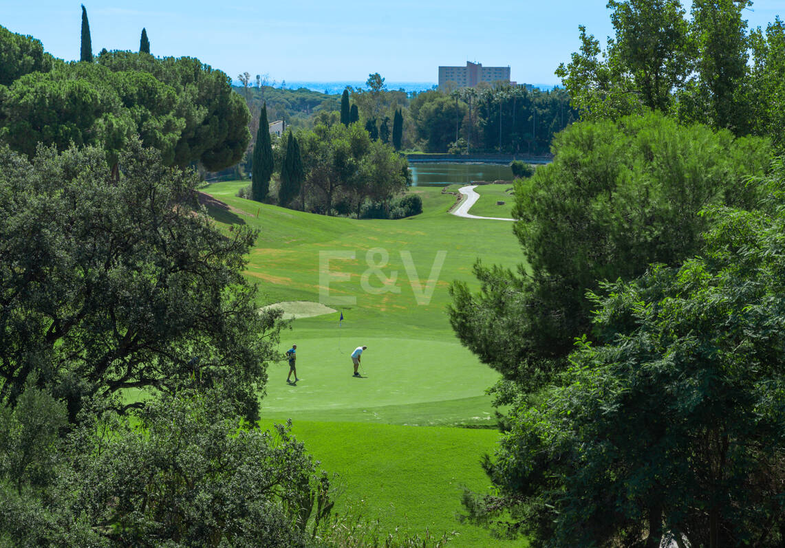 Terreno con Proyecto de Villa en Elviria, en Primera Línea de Golf en Santa María