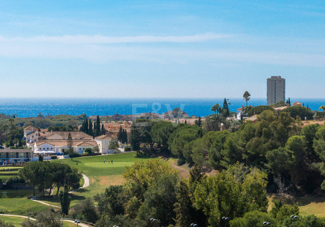 Terreno con Proyecto de Villa en Elviria, en Primera Línea de Golf en Santa María