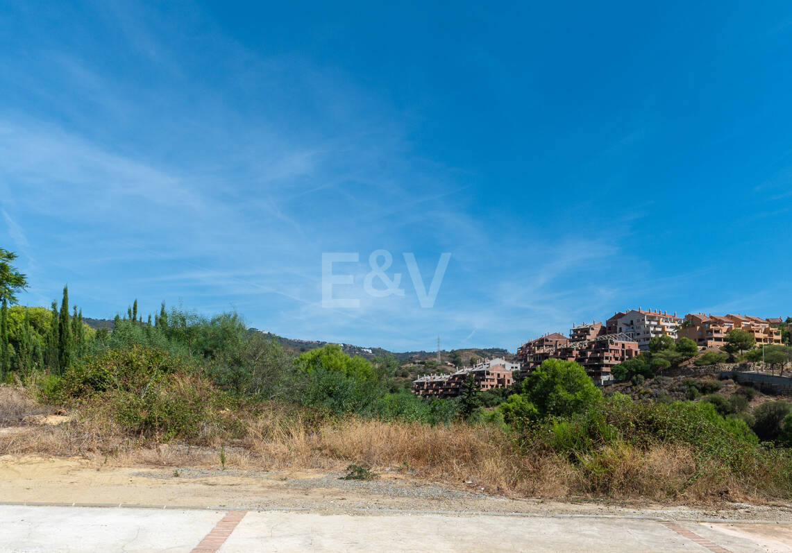 Terreno con Proyecto de Villa en Elviria, en Primera Línea de Golf en Santa María