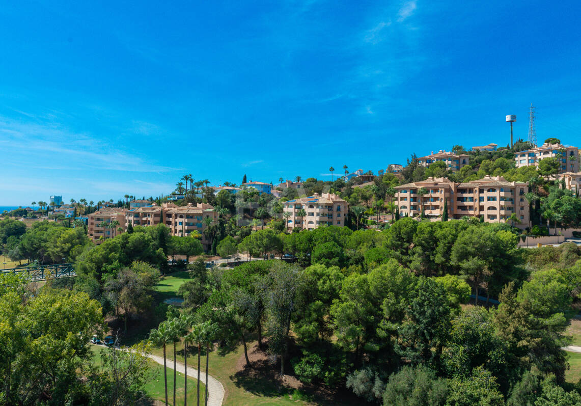 Terreno con Proyecto de Villa en Elviria, en Primera Línea de Golf en Santa María
