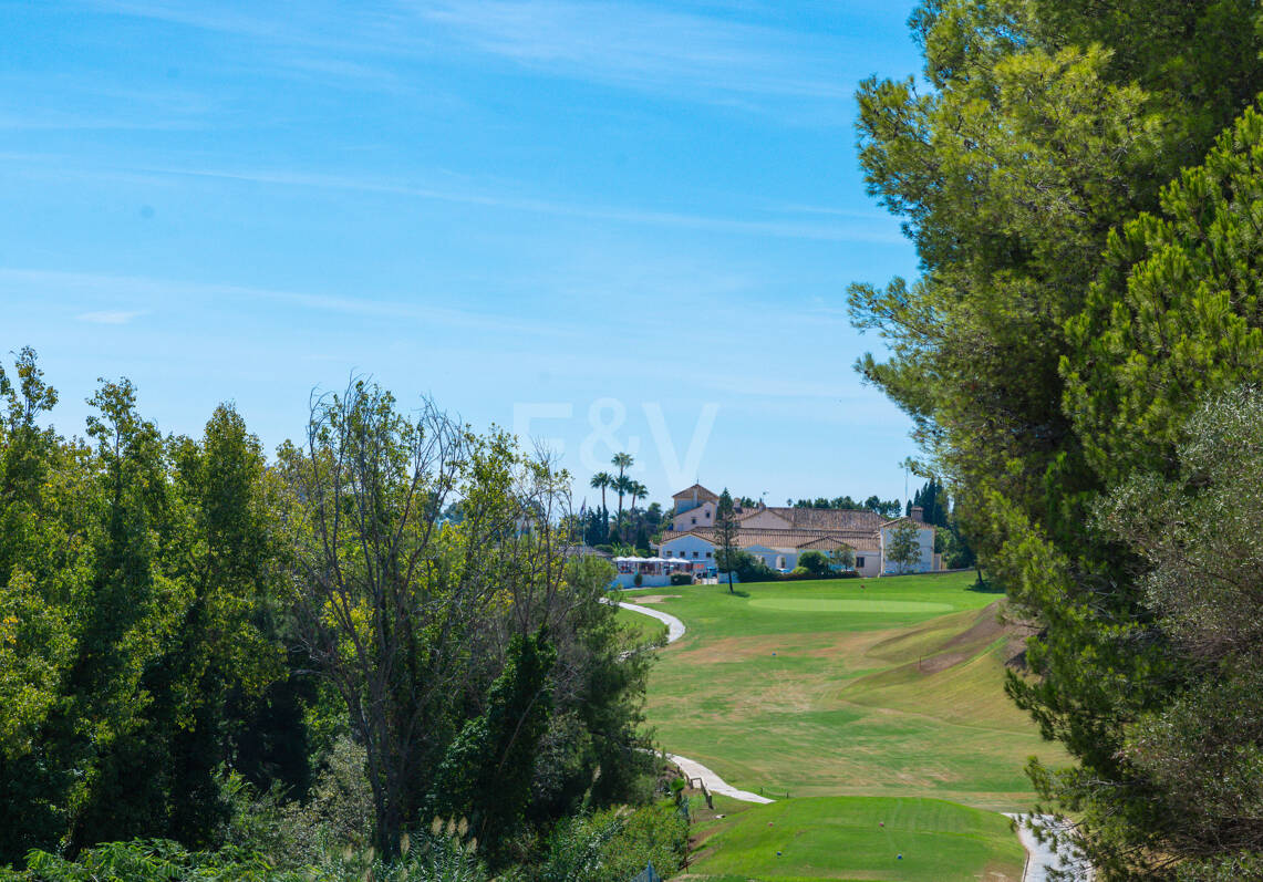 Terreno con Proyecto de Villa en Elviria, en Primera Línea de Golf en Santa María