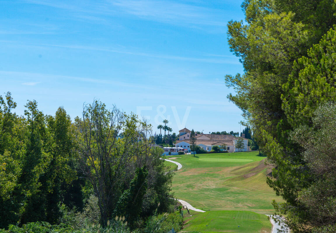 Grundstück mit Bauprojekt in erster Linie am Golfplatz Santa María