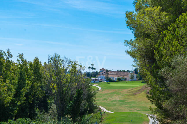 Grundstück mit Bauprojekt in erster Linie am Golfplatz Santa María