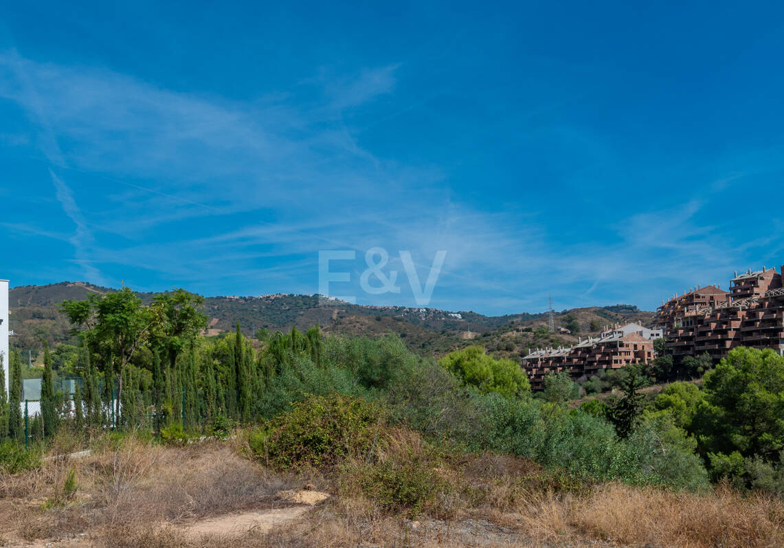 Terreno con Proyecto de Villa en Elviria, en Primera Línea de Golf en Santa María