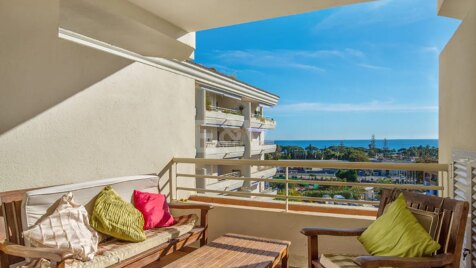 Magnifico apartamento con vistas al mar en La Milla De Oro, Marbella disponible de septiembre a junio