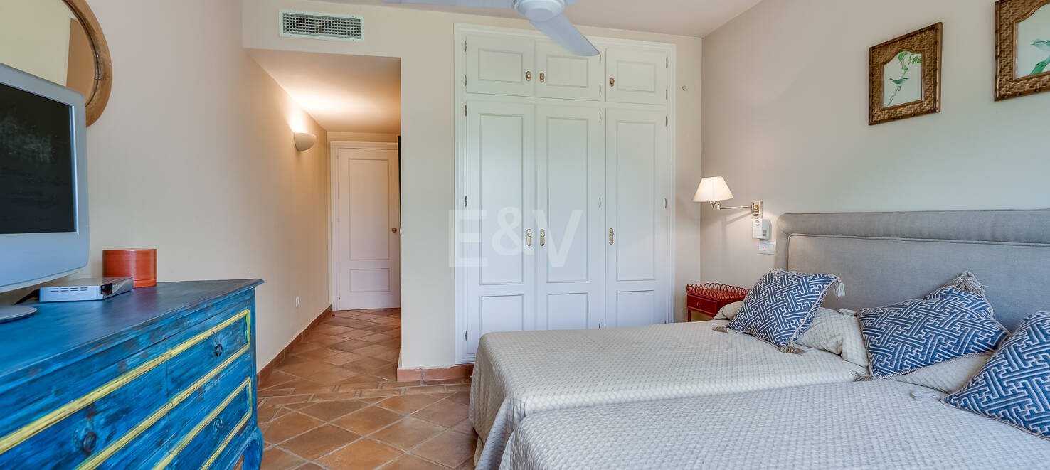 Apartamento de 4 dormitorios en primera línea de golf cerca de servicios