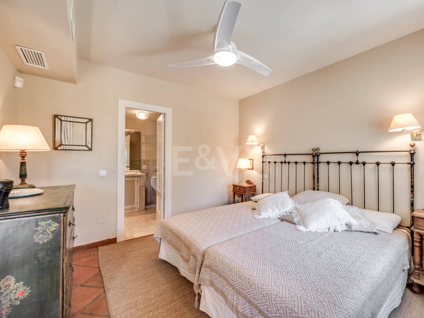 Frontline Golf 4 bedroom apartment close to amenities