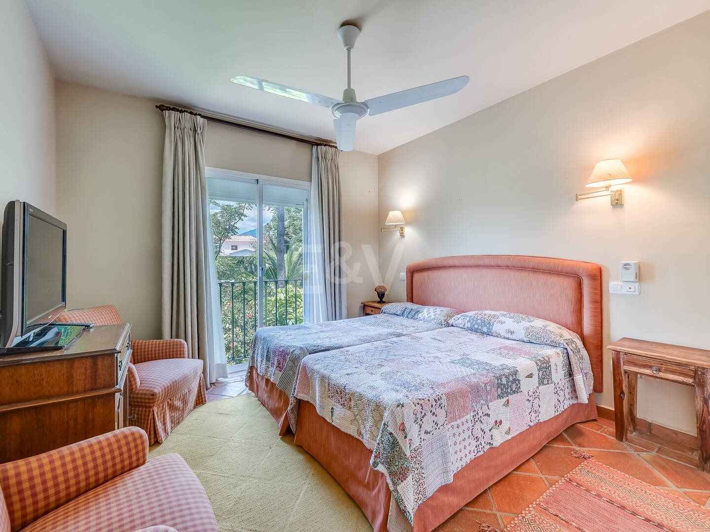 Frontline Golf 4 bedroom apartment close to amenities