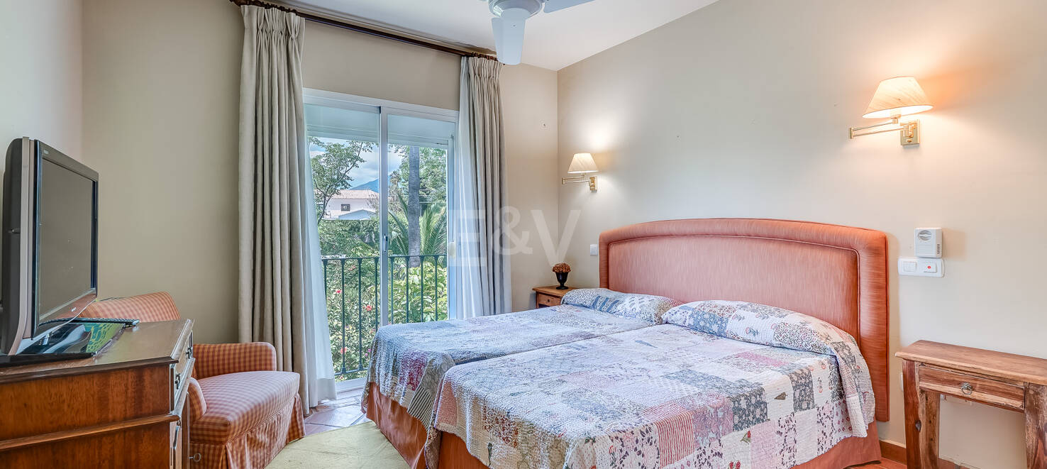 Apartamento de 4 dormitorios en primera línea de golf cerca de servicios