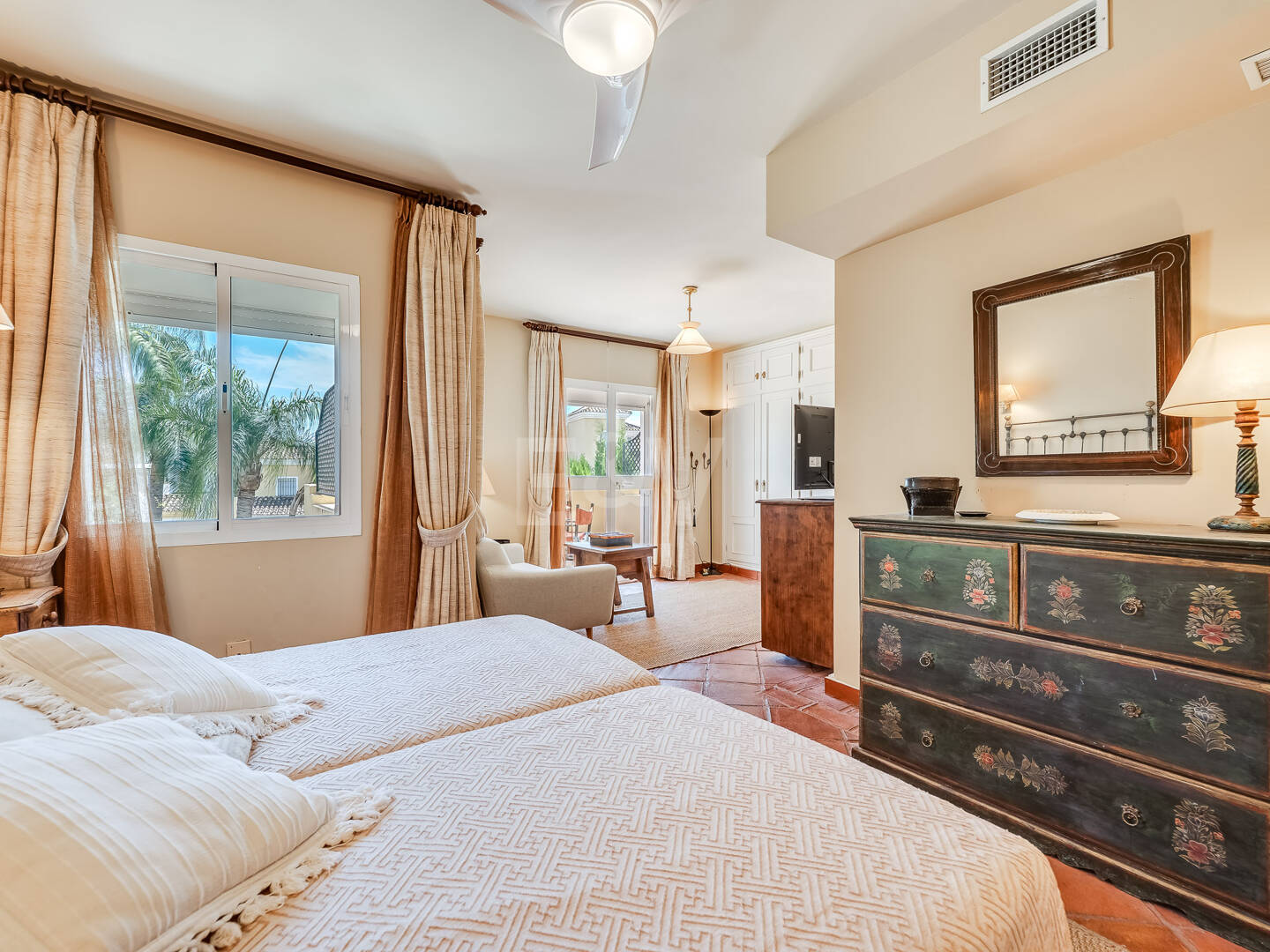 Frontline Golf 4 bedroom apartment close to amenities