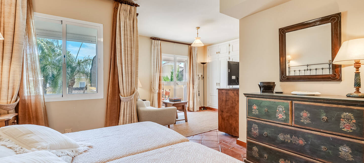 Apartamento de 4 dormitorios en primera línea de golf cerca de servicios