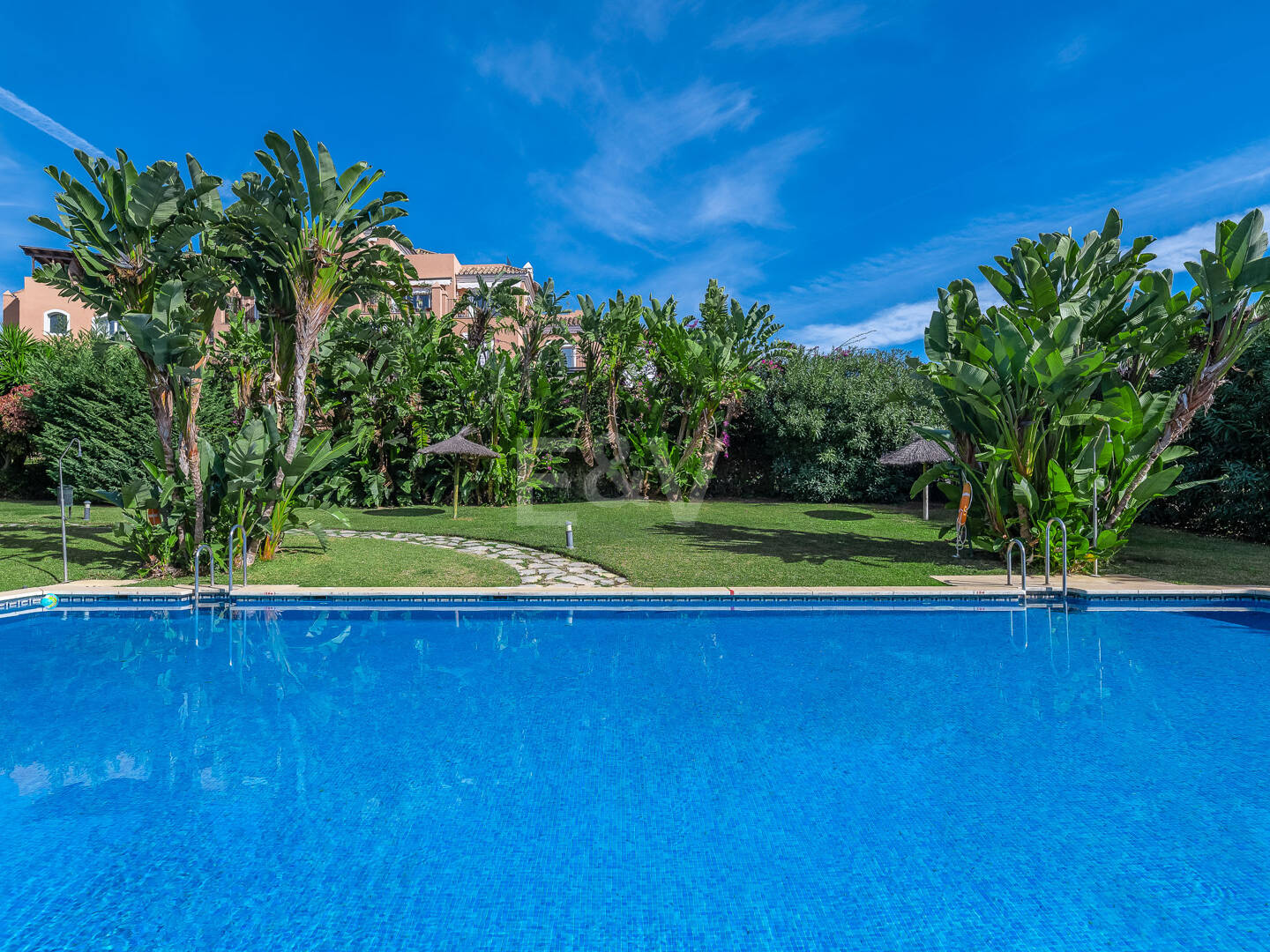 Frontline Golf 4 bedroom apartment close to amenities