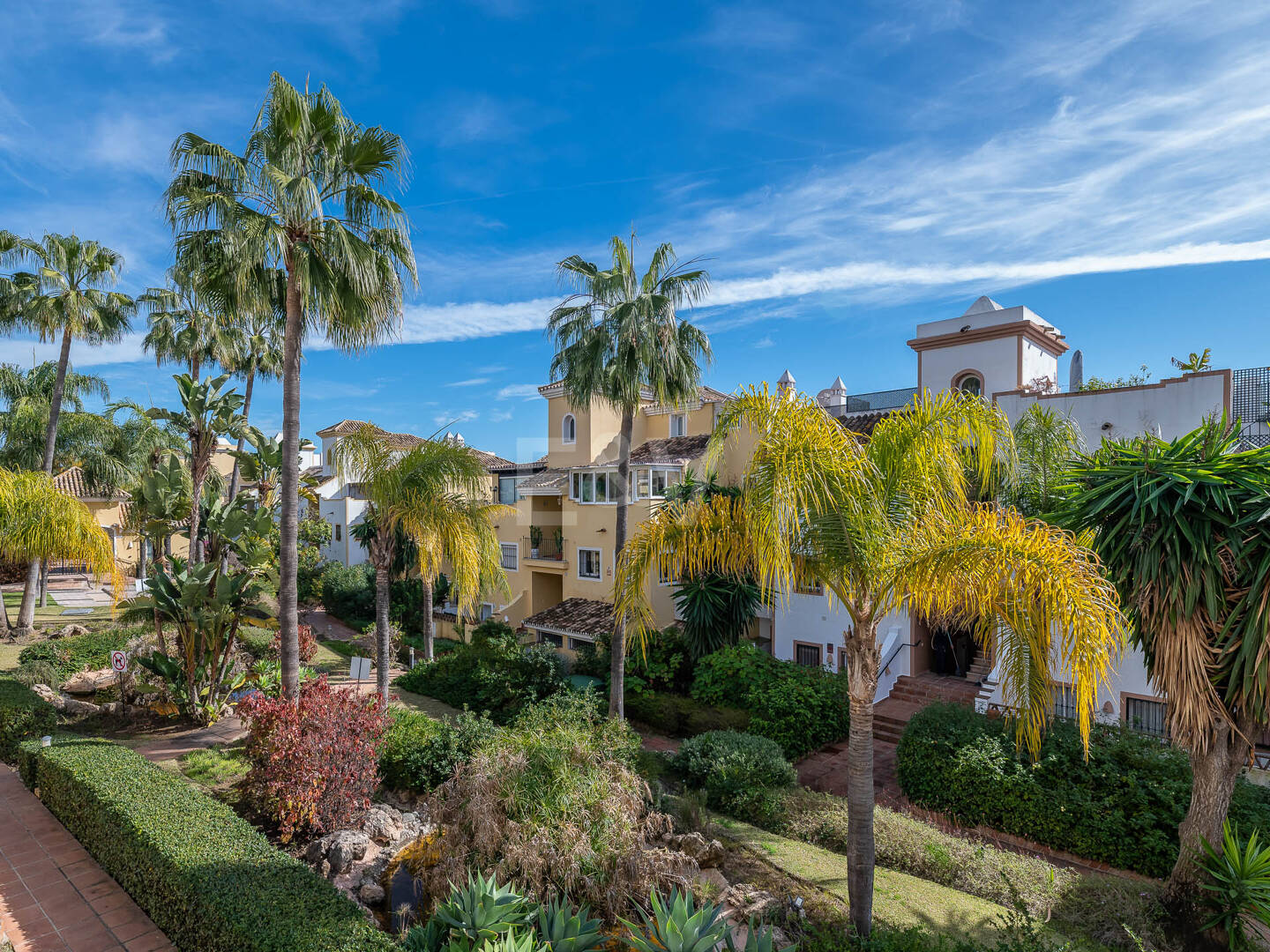 Frontline Golf 4 bedroom apartment close to amenities