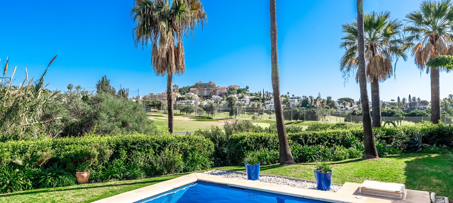 Seltene Gelegenheit: Frontline-Villa am Los Naranjos Golf mit Atemberaubender Aussicht und Zeitlosem Charme