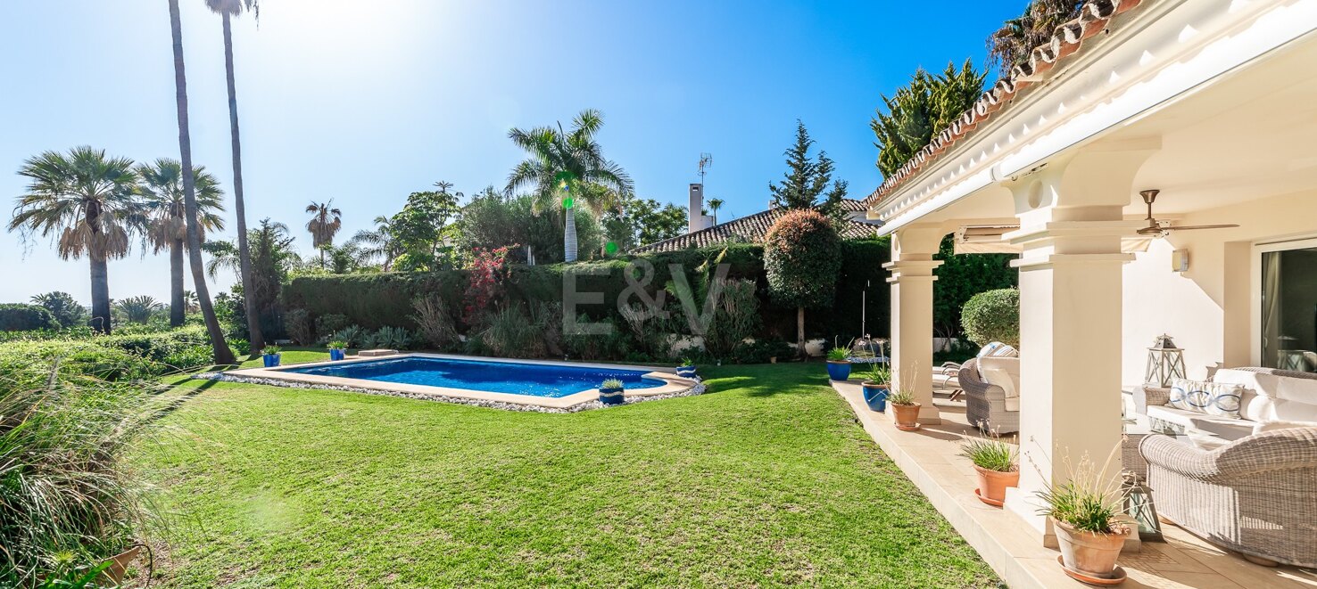 Seltene Gelegenheit: Frontline-Villa am Los Naranjos Golf mit Atemberaubender Aussicht und Zeitlosem Charme