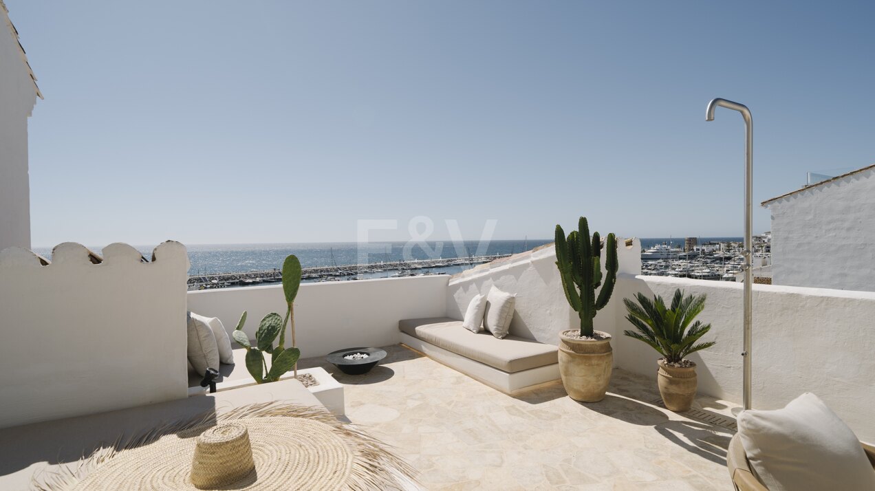 Ático de Lujo en Puerto Banús con Terraza Estilosa y Vistas al Mar