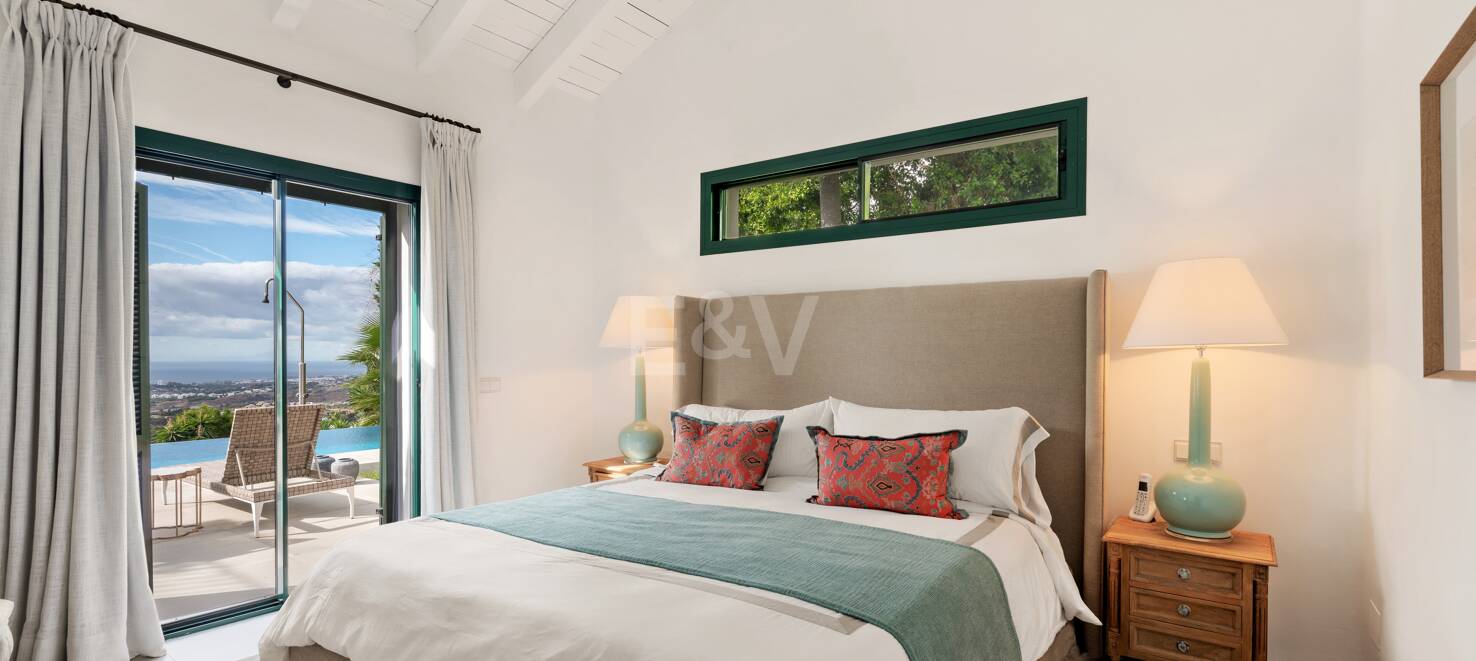 Elegant Villa with Panoramic Sea Views in Prestigious El Madroñal, Benahavís