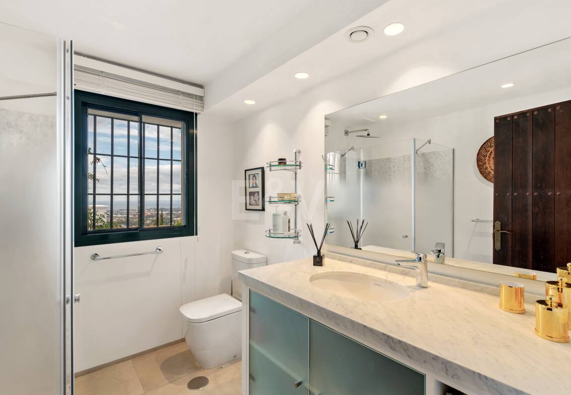 Elegancka willa z panoramicznymi widokami na morze w prestiżu El Madroñal, Benahavís