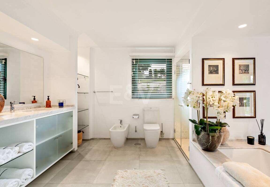 Elegancka willa z panoramicznymi widokami na morze w prestiżu El Madroñal, Benahavís