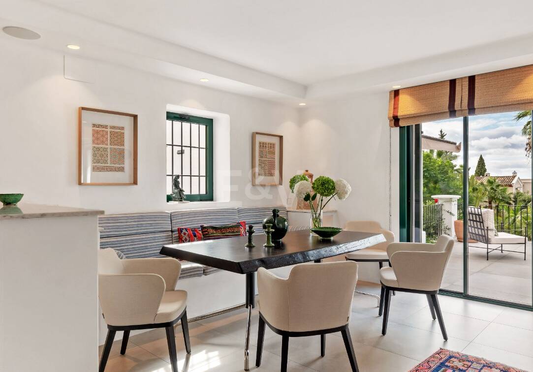 Elegant Villa med panoramautsikt över havet i prestigefylld El Madroñal, Benahavís