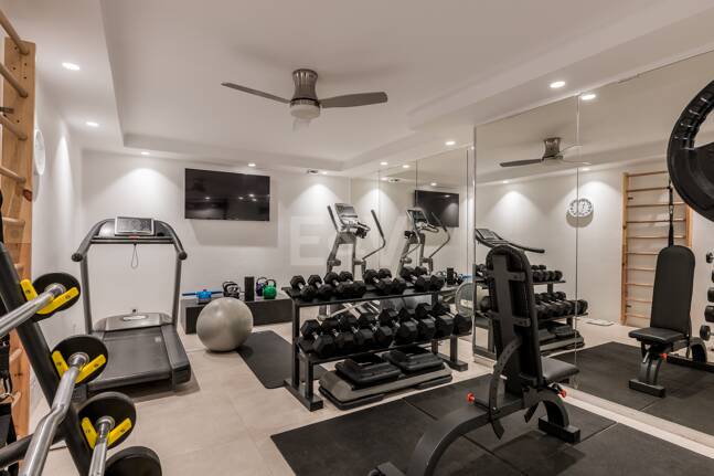 Elegancka willa z panoramicznymi widokami na morze w prestiżu El Madroñal, Benahavís