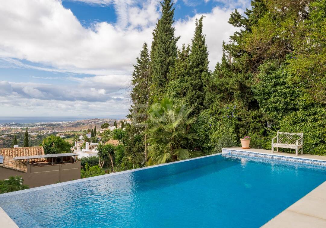 Elegant Villa med panoramautsikt över havet i prestigefylld El Madroñal, Benahavís