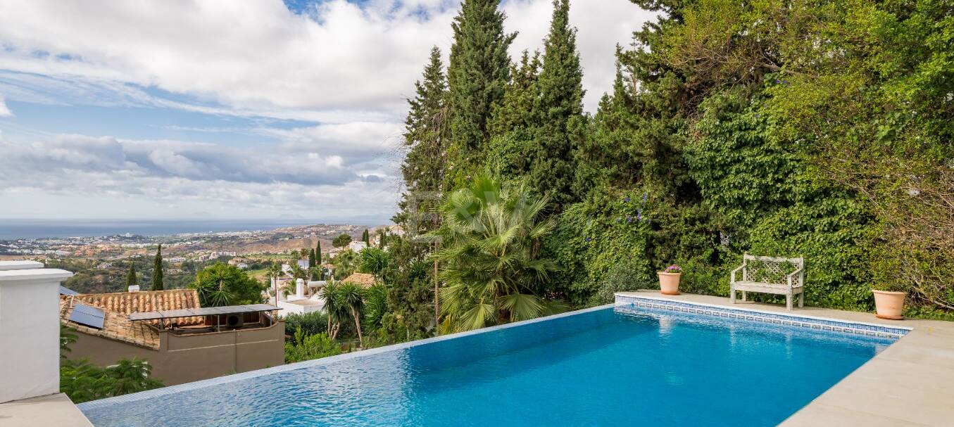 Elegant Villa with Panoramic Sea Views in Prestigious El Madroñal, Benahavís