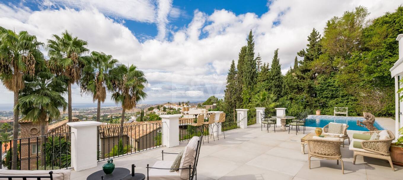 Elegant Villa with Panoramic Sea Views in Prestigious El Madroñal, Benahavís