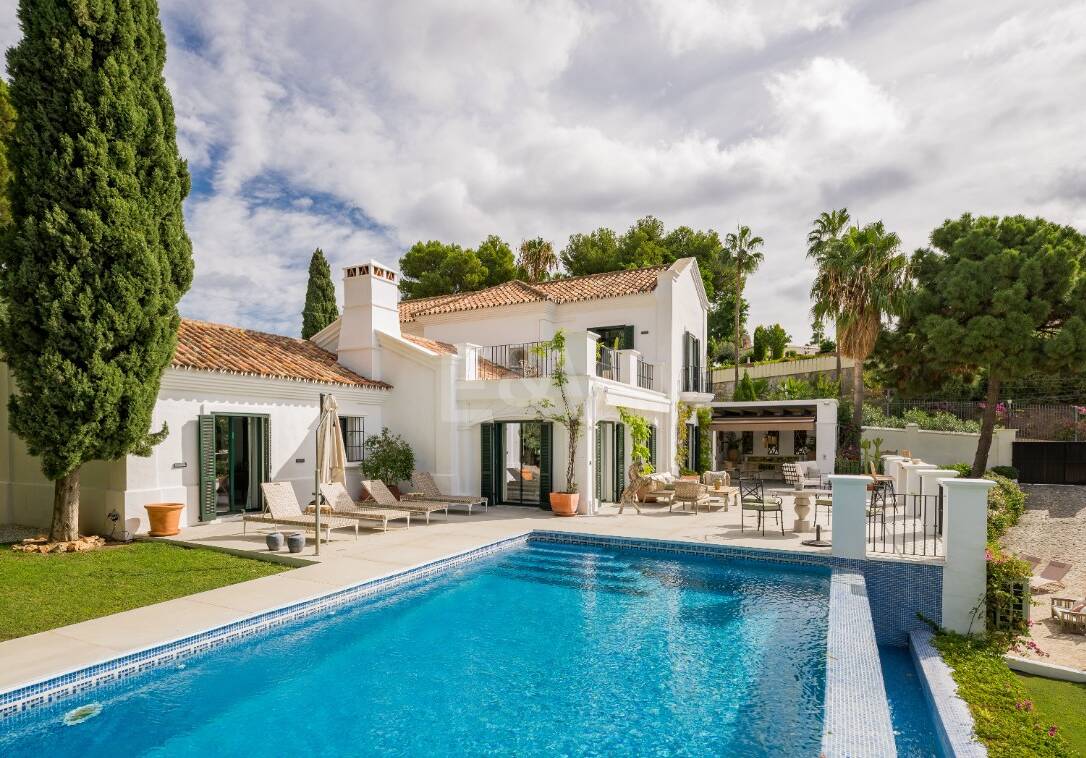 Elegant Villa med panoramautsikt över havet i prestigefylld El Madroñal, Benahavís