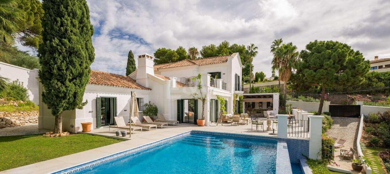 Elegant Villa with Panoramic Sea Views in Prestigious El Madroñal, Benahavís