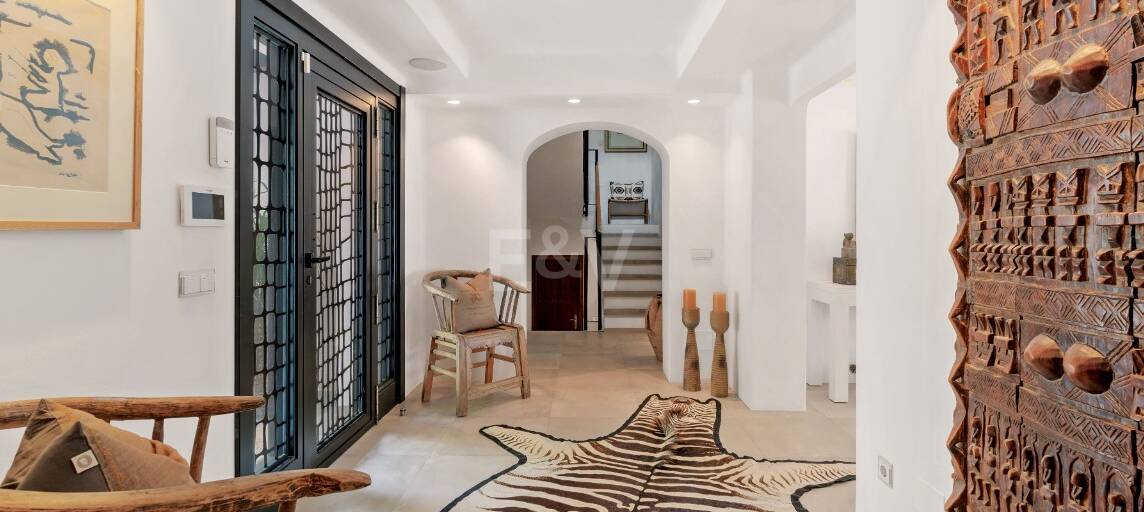 Elegant Villa with Panoramic Sea Views in Prestigious El Madroñal, Benahavís